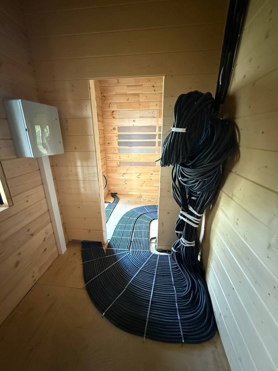 Примеры наших электромонтажных работ в деревянных домах и банях - изображение 6