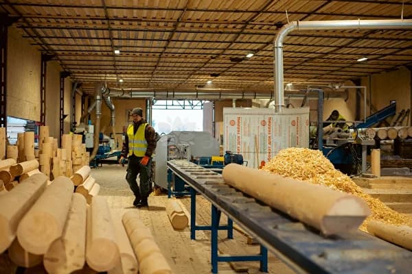 2 линии производства оцилиндрованного бревна