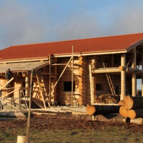 Сборка дома из оцилиндрованного бревна