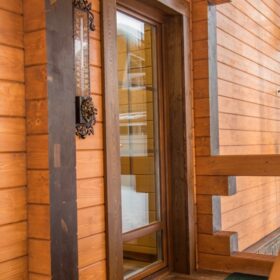 Дверь в деревянном доме