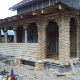 Веранда для дома из оцилиндрованного бревна