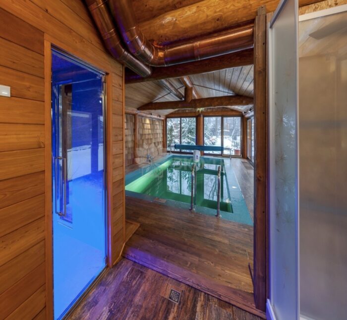 Фото баня с бассейном из рубленных бревен большого диаметра по проекту 