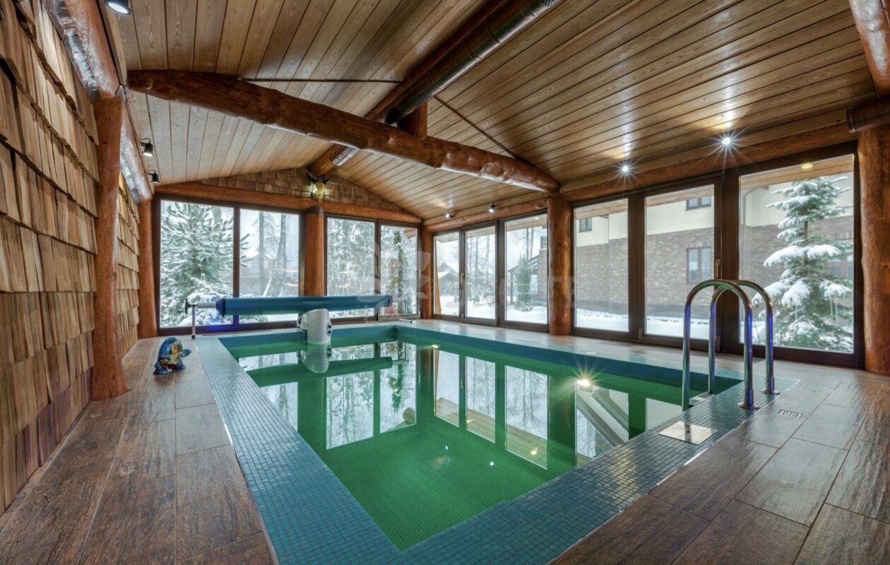 Фото баня с бассейном из рубленных бревен большого диаметра по проекту "Антоновка"