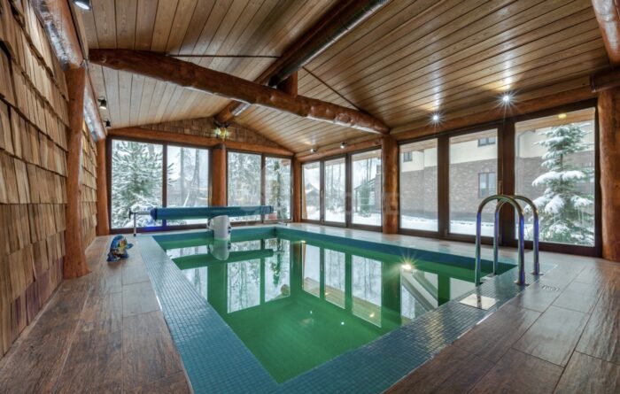 Фото баня с бассейном из рубленных бревен большого диаметра по проекту 