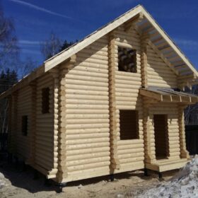 Фото дома и бани из оцилиндрованного бревна