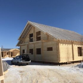 Фото дома и бани из оцилиндрованного бревна