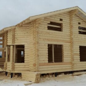 Фото дома и бани из оцилиндрованного бревна