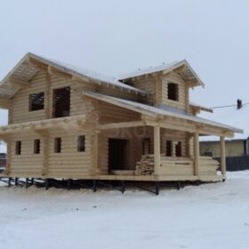 Фото дома и бани из оцилиндрованного бревна
