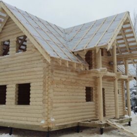 Фото дома и бани из оцилиндрованного бревна