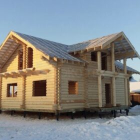 Фото дома и бани из оцилиндрованного бревна