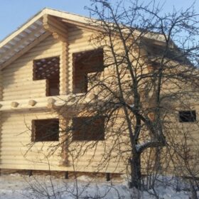Фото дома и бани из оцилиндрованного бревна