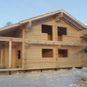Фото дома и бани из оцилиндрованного бревна