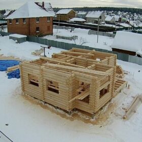 Фото дома и бани из оцилиндрованного бревна