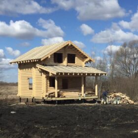 Фото дома и бани из оцилиндрованного бревна
