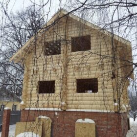 Фото дома и бани из оцилиндрованного бревна