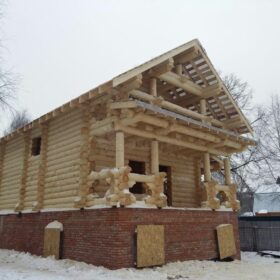 Фото дома и бани из оцилиндрованного бревна