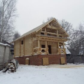 Фото дома и бани из оцилиндрованного бревна