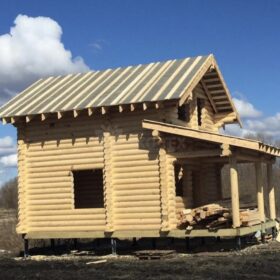 Фото дома и бани из оцилиндрованного бревна
