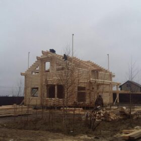 Фото дома и бани из оцилиндрованного бревна