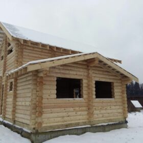 Фото дома и бани из оцилиндрованного бревна