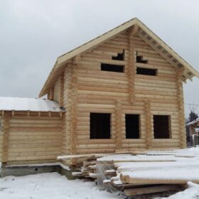 Фото дома и бани из оцилиндрованного бревна