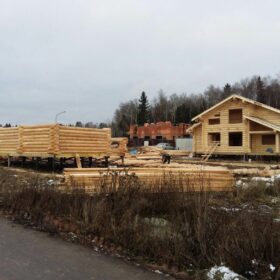 Фото дома и бани из оцилиндрованного бревна