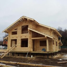 Фото дома и бани из оцилиндрованного бревна