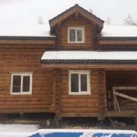 Фото дома и бани из оцилиндрованного бревна