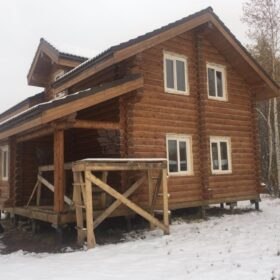 Фото дома и бани из оцилиндрованного бревна