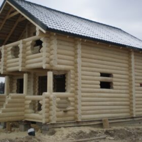 Фото дома и бани из оцилиндрованного бревна