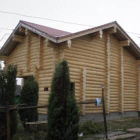 Фото дома и бани из оцилиндрованного бревна