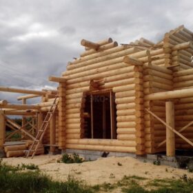 Фото дома и бани из оцилиндрованного бревна