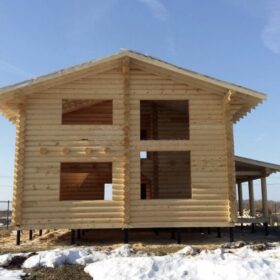Фото дома и бани из оцилиндрованного бревна