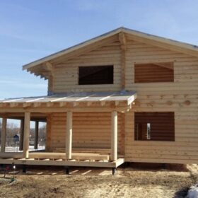 Фото дома и бани из оцилиндрованного бревна