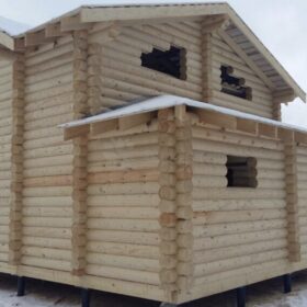 Фото дома и бани из оцилиндрованного бревна