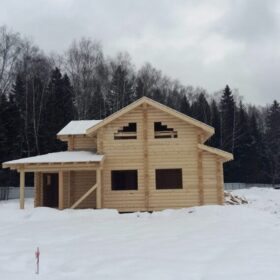 Фото дома и бани из оцилиндрованного бревна