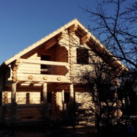 Фото дома и бани из оцилиндрованного бревна