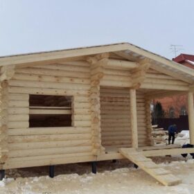 Фото дома и бани из оцилиндрованного бревна