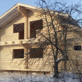 Фото дома и бани из оцилиндрованного бревна