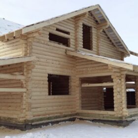 Фото дома и бани из оцилиндрованного бревна