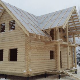 Фото дома и бани из оцилиндрованного бревна