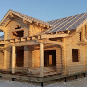 Фото дома и бани из оцилиндрованного бревна