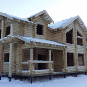 Фото дома и бани из оцилиндрованного бревна