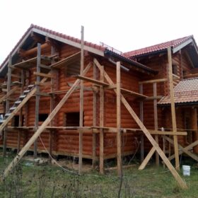 Фото дома и бани из оцилиндрованного бревна