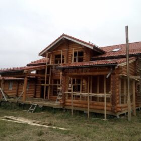 Фото дома и бани из оцилиндрованного бревна