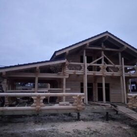 Фото дома и бани из оцилиндрованного бревна