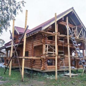 Фото дома и бани из оцилиндрованного бревна