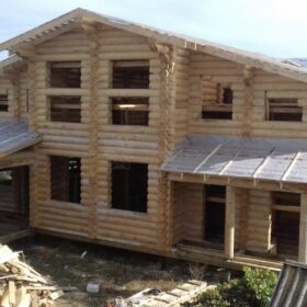 Фото дома и бани из оцилиндрованного бревна