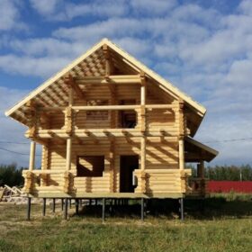 Фото дома и бани из оцилиндрованного бревна