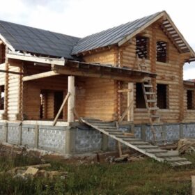 Фото дома и бани из оцилиндрованного бревна